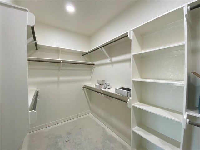 kitchen with sink, stainless steel appliances, a barn door, decorative light fixtures, and a kitchen island with sink