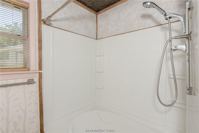 bathroom with tiled shower / bath combo