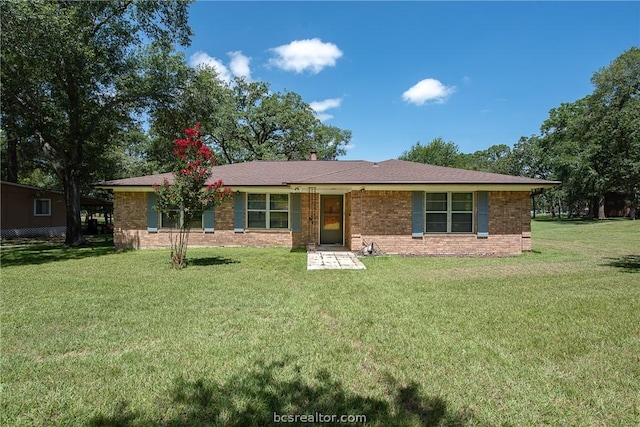 single story home with a front lawn