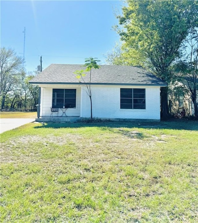 view of front of house with a front lawn