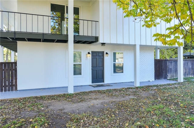 entrance to property featuring a balcony