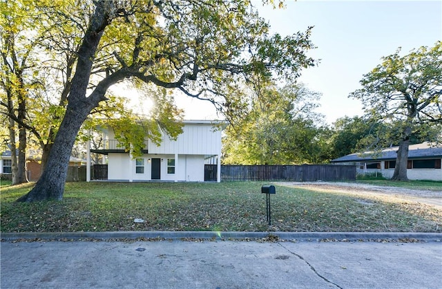 view of front of home with a front yard