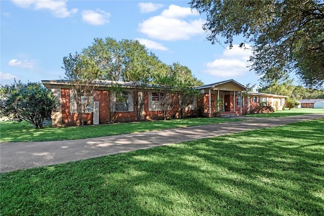 single story home featuring a front lawn