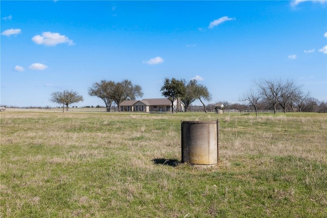 view of yard featuring a rural view