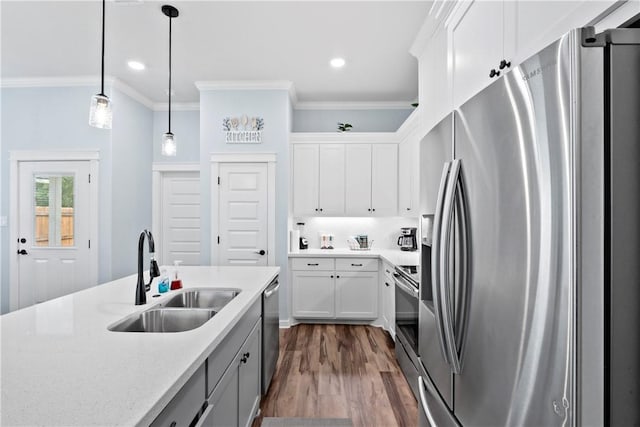 kitchen featuring a sink, crown molding, stainless steel appliances, and dark wood-type flooring
