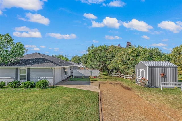 view of yard featuring a shed