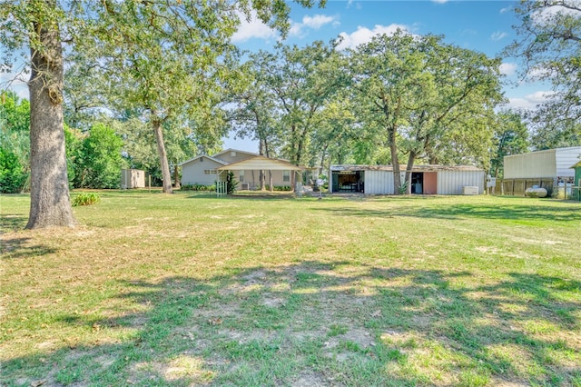 view of yard featuring an outdoor structure