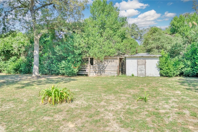 view of yard featuring a storage shed