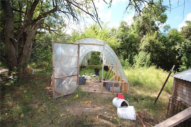 view of yard featuring an outdoor structure