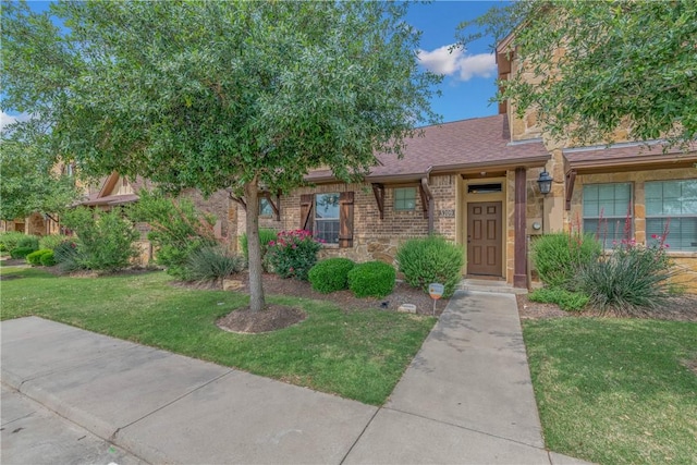 view of front of home featuring a front lawn