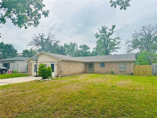 single story home featuring a front lawn