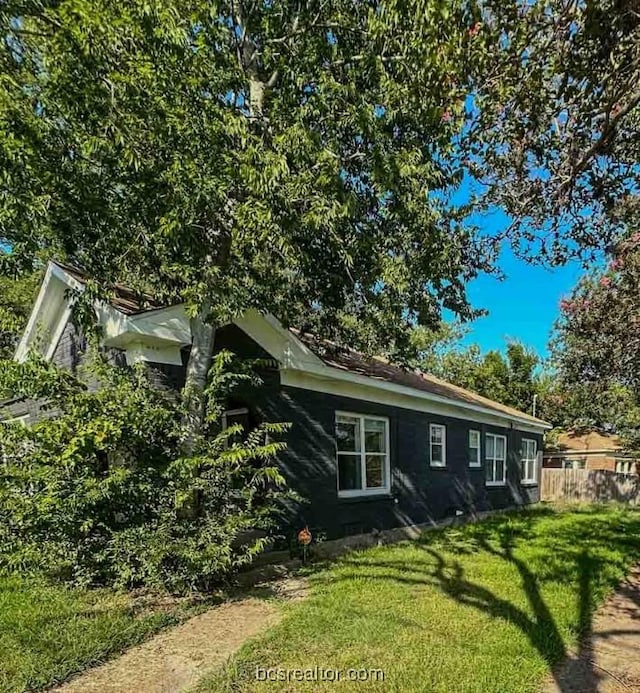 view of front of house with a front yard