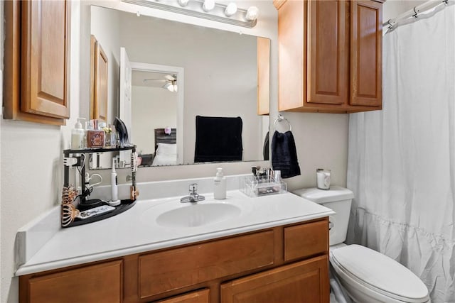 full bath featuring toilet, a ceiling fan, a shower with shower curtain, and vanity
