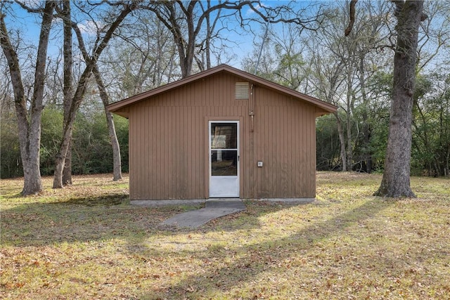 view of outdoor structure with a yard