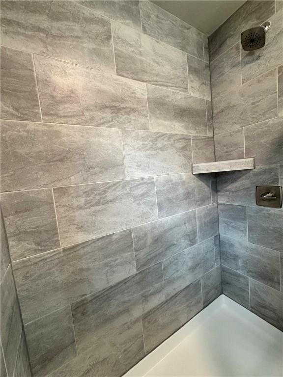 1214 Highgarden Dr, Navasota, TX 77868 - bathroom featuring a tile shower