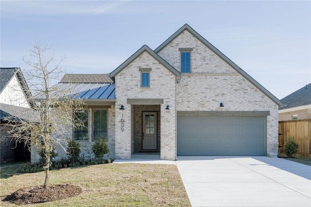 view of front of home featuring a front yard