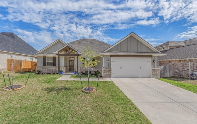 craftsman house featuring a front lawn and a garage