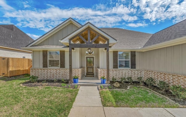 view of front of home featuring a front lawn