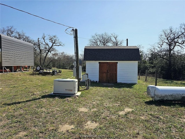 view of yard featuring a shed