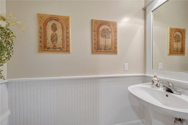 bathroom featuring sink