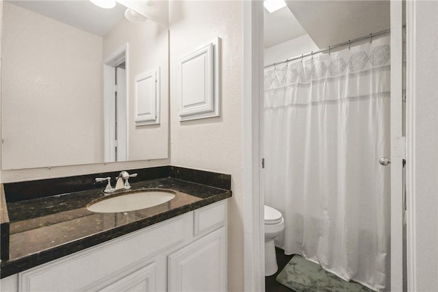 full bath featuring curtained shower, toilet, and vanity