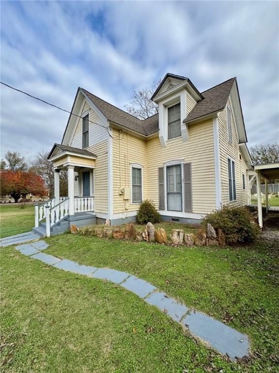 view of front of property with a front lawn