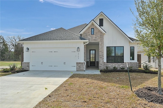 view of front of property featuring a front yard and a garage