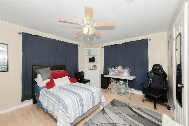 bedroom featuring light hardwood / wood-style floors, ceiling fan, and ornamental molding