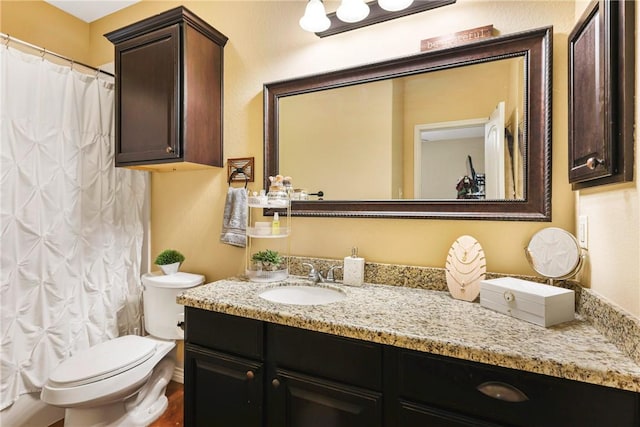 full bath with toilet, curtained shower, and vanity