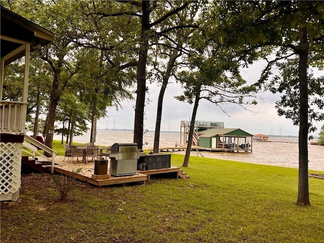 view of yard featuring a water view