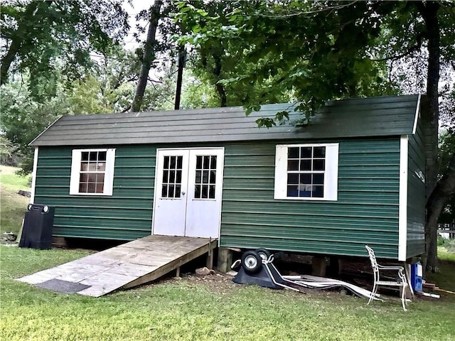 view of outdoor structure with a lawn