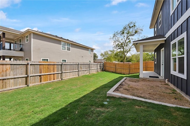 view of yard featuring a fenced backyard