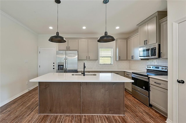 kitchen with stainless steel appliances, a sink, dark wood-type flooring, and gray cabinets