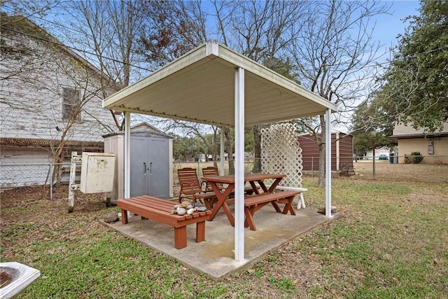 view of yard featuring a fenced backyard, an outdoor structure, and a storage shed