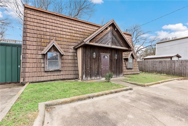 view of front of house with a front yard