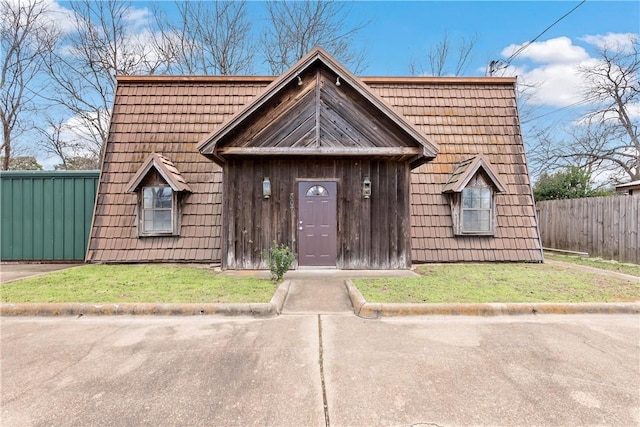 view of front of property with a front yard