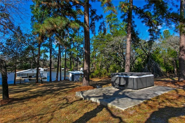 view of yard featuring a hot tub