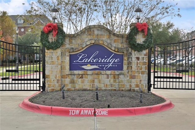 view of community / neighborhood sign