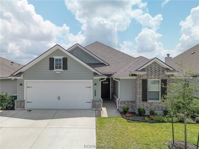 craftsman inspired home featuring a front lawn