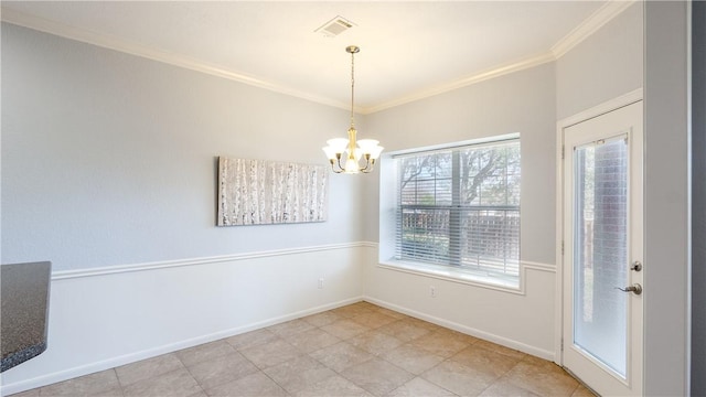 empty room with visible vents, baseboards, crown molding, and an inviting chandelier