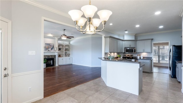 kitchen with stainless steel appliances, dark countertops, gray cabinets, and crown molding