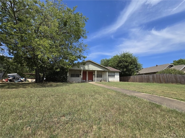 view of front facade featuring a front yard