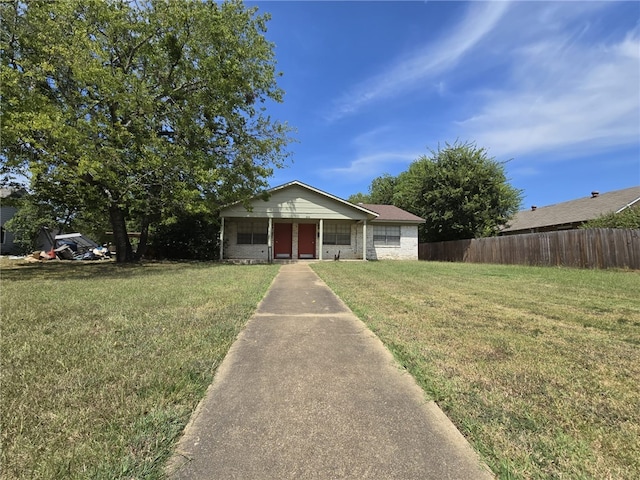 view of front of property featuring a front yard