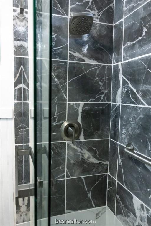 bathroom featuring tiled shower