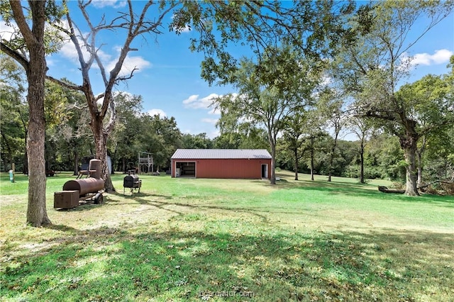 view of yard featuring an outdoor structure