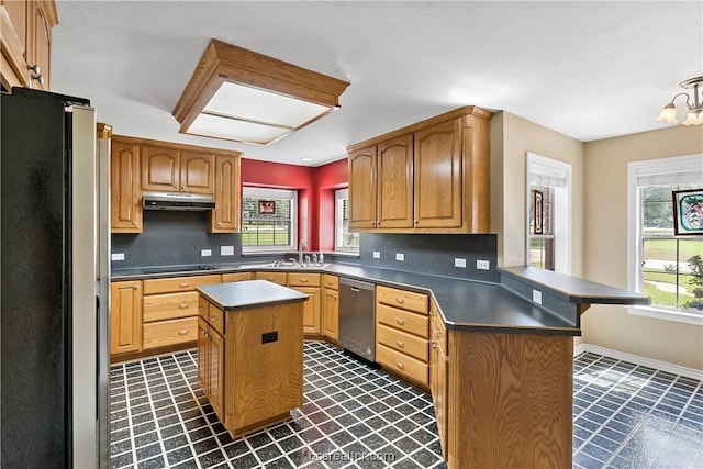 kitchen with a center island, sink, kitchen peninsula, stainless steel appliances, and a chandelier