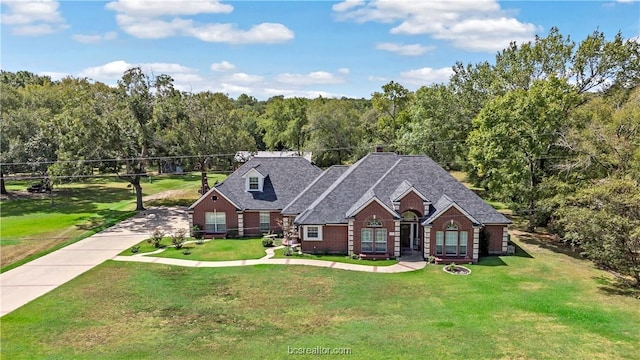 view of front of property featuring a front lawn