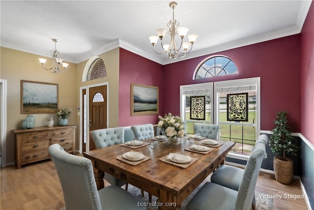 dining area featuring light hardwood / wood-style floors, an inviting chandelier, and crown molding