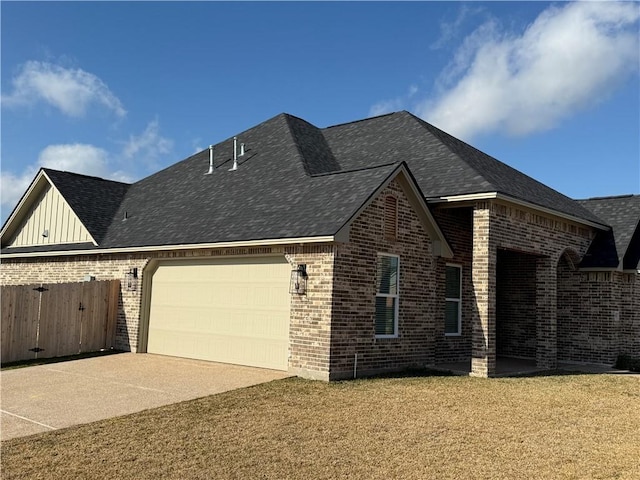 view of front facade featuring a garage and a front yard