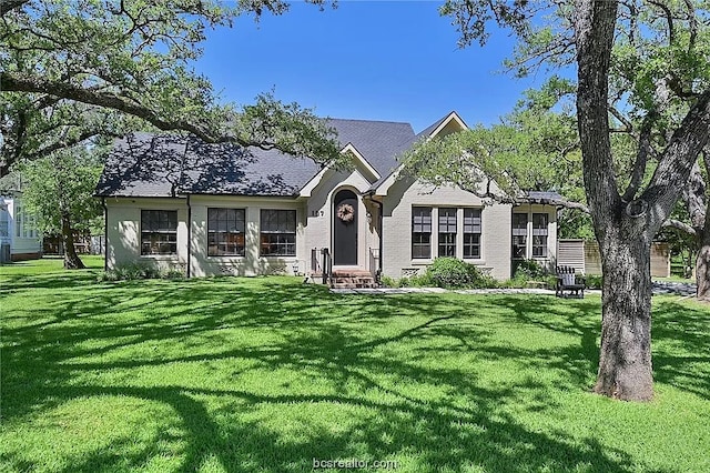 view of front of house featuring a front lawn